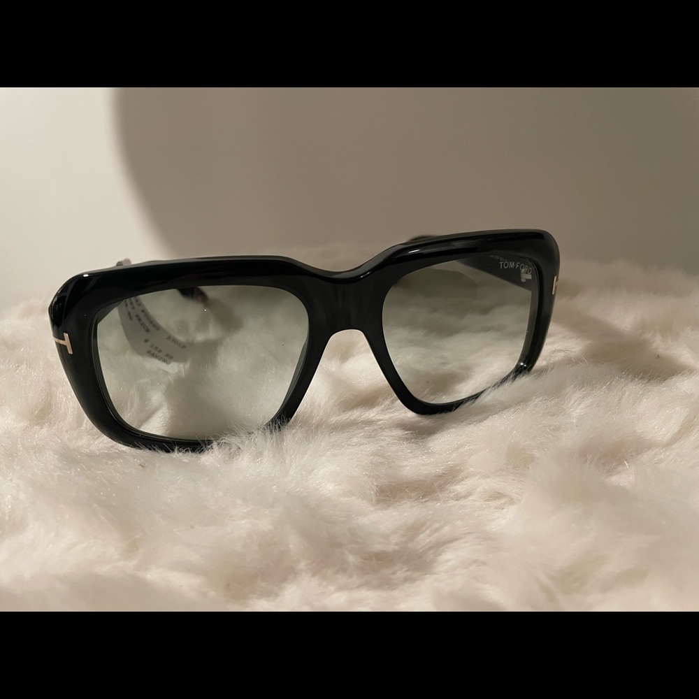 Black NWT Tom ford sunglasses! Cute accents & can wear with anything!